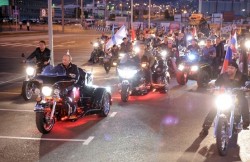 Путин возглавил колонну байкеров Путин возглавил колонну байкеров